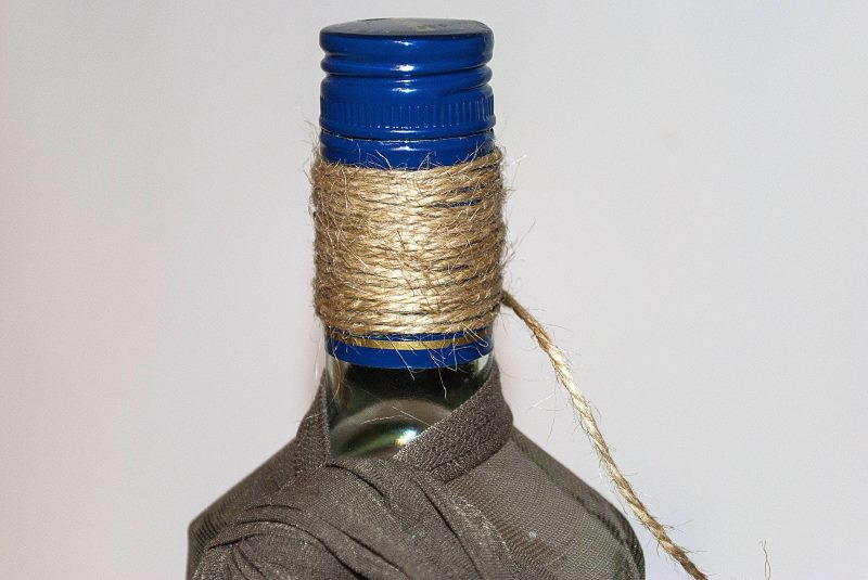 Glass bottle neck twine