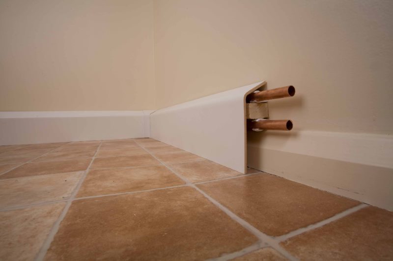 Tubes de cuivre dans une plinthe en plastique