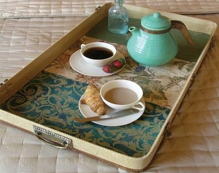 Plateau de bricolage dans une valise et du papier peint