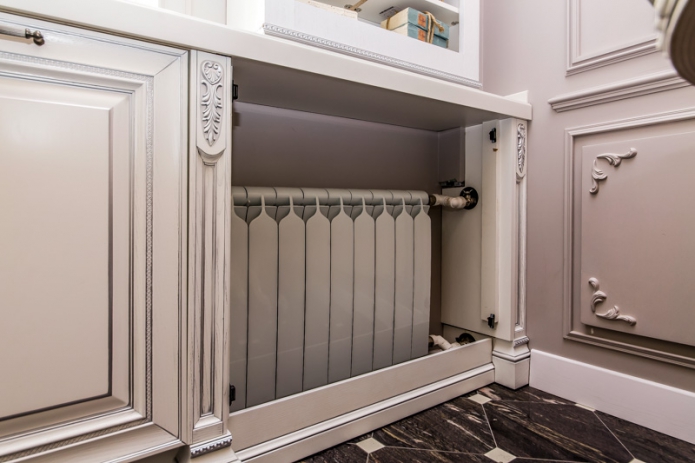 Masquer le système de chauffage avec une boîte en bois