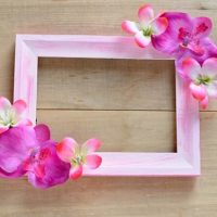 Beau décor avec des fleurs roses