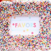 Cadre photo lumineux fait de perles colorées