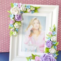 Cadre blanc avec des fleurs décoratives