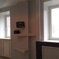 Boîte avec des étagères sur les contremarches