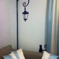 Décoration d'une pipe sous une lampe de jardin