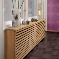 Masquer le système de chauffage avec des lattes de bois