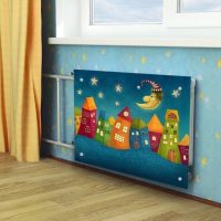 Bel écran sur le radiateur dans la chambre des enfants