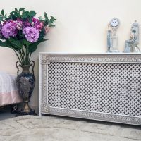 Vase de sol avec un bouquet de pivoines