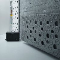 Panneau décoratif gris sur la batterie de chauffage