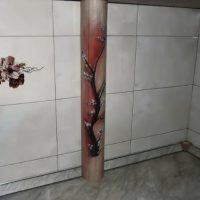 Faire une pipe dans la salle de bain avec ses propres mains