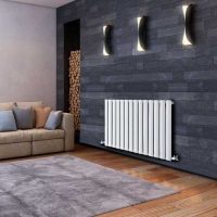 Batterie blanche sur un mur gris