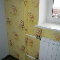 Boîte sous le papier peint sur le chauffage de la colonne montante