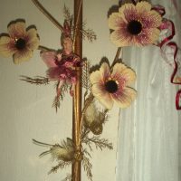 Figurine d'une fée sur un tuyau de chauffage