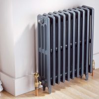 Belle batterie ouverte sur le sol du salon