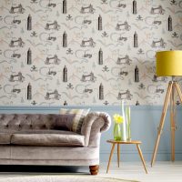 Vases décoratifs sur une table en bois