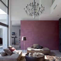 Papier peint uni dans le salon avec une fenêtre panoramique