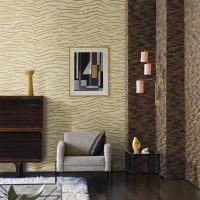 Tapis gris sur un sol marron