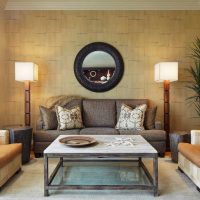 Miroir rond sur papier peint