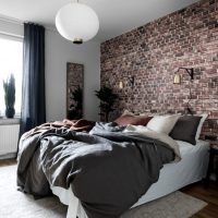 Chambre en brique sur mur d'accent