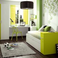 Guitare par le mur d'une chambre pour un garçon