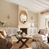 Miroir dans un cadre doré au dessus de la cheminée