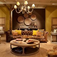 Canapé en cuir avec coussins décoratifs