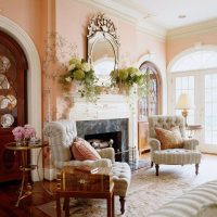 Cher miroir cerclé au-dessus de la cheminée dans le salon