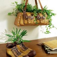 De vieilles choses comme des pots pour les plantes d'intérieur