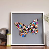 Image avec un papillon à partir de boutons multicolores