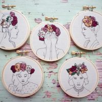 Médaillons décoratifs avec des portraits de filles