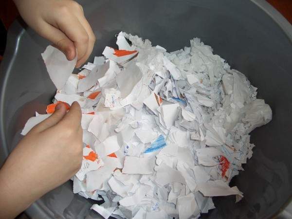 Déchirer du papier en petits morceaux pour un décor de cadre