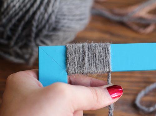 Enrouler des fils de laine sur un cadre