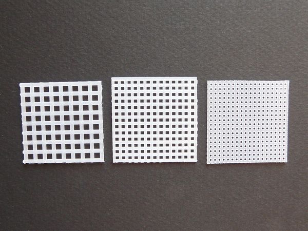 Toile plastique blanche sur fond gris