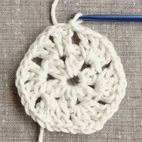 Tapis blanc en technique de tapisserie