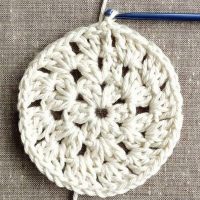 Tricoter un tapis décoratif à partir de fils épais