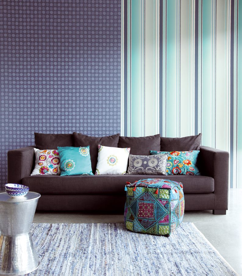 Coller le mur derrière le canapé avec différents fonds d'écran