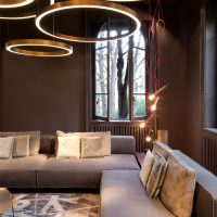 L'éclairage d'origine du salon aux murs sombres