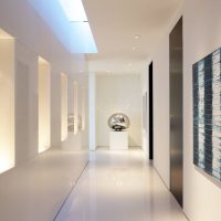 Éclairage lumineux d'un couloir étroit