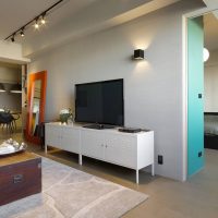 Vieux coffre sur un tapis gris clair