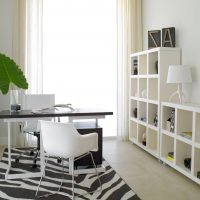 Lumière vive de la fenêtre du bureau à domicile