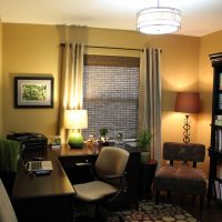 Lampe allumée sur un bureau