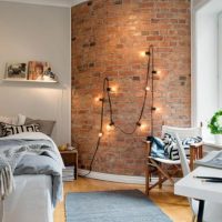 Ouvrir des ampoules sur un mur de briques