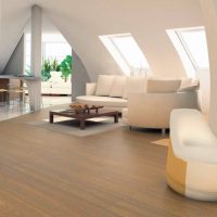 Éclairage de grenier avec lumière naturelle