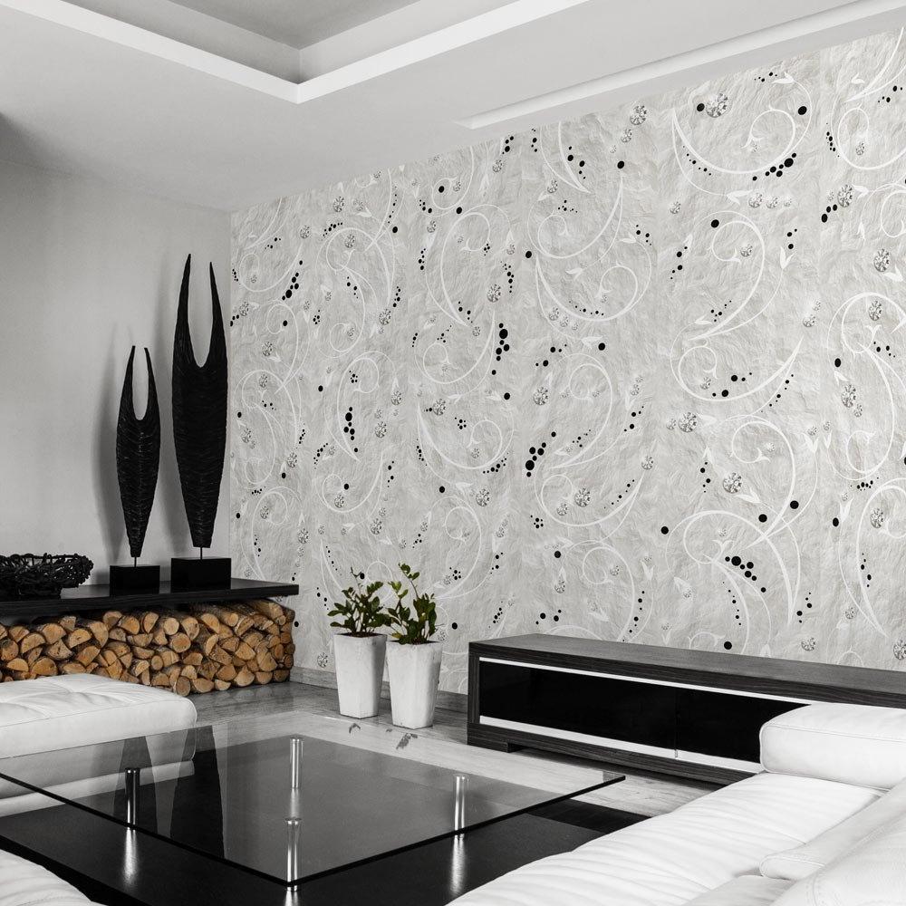 Papier peint avec un ornement lumineux sur le mur du salon