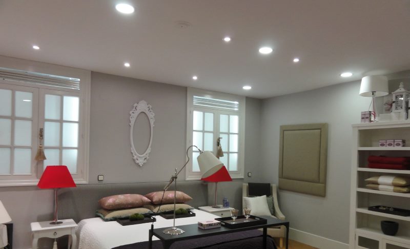 Organisation de l'éclairage dans le salon avec des projecteurs