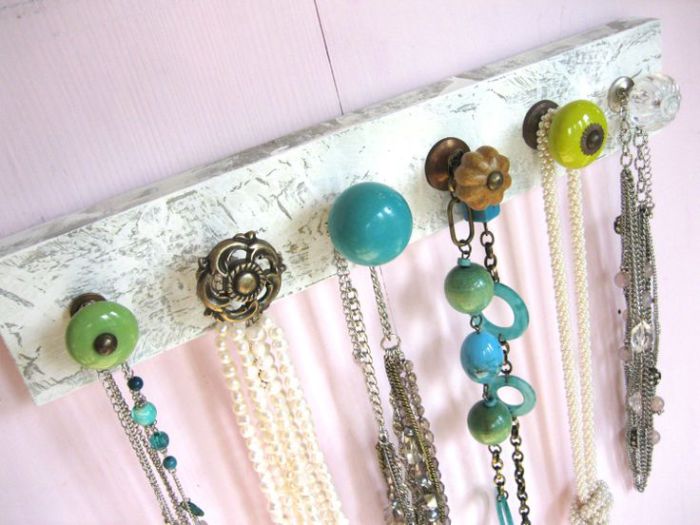 Cintre vintage pour bijoux en planches et poignées de meubles anciens