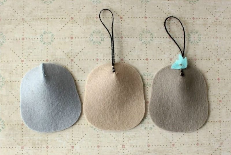 Fixation d'une boucle sur un flan de feutre