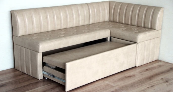 Canapé à l'intérieur de la cuisine.