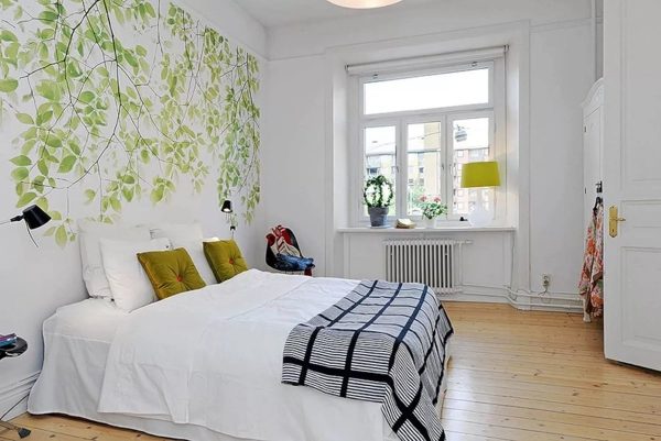 An unusual novelty is a wallpaper with a bright print on a white wall, the presence of a blur effect is mandatory