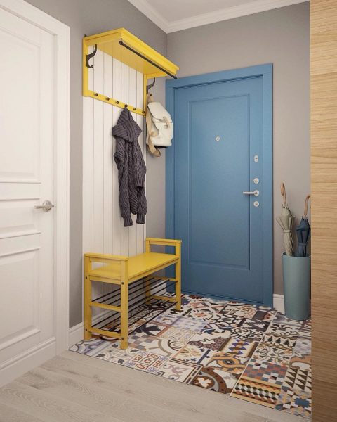 Le tapis de porte, fabriqué dans des couleurs vives, sera un excellent ajout au concept global.